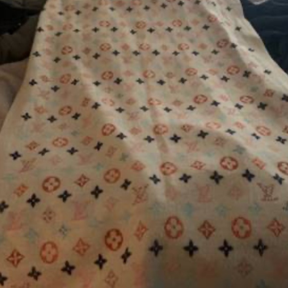 Louis Vuitton scarf - Picture 1 of 2
